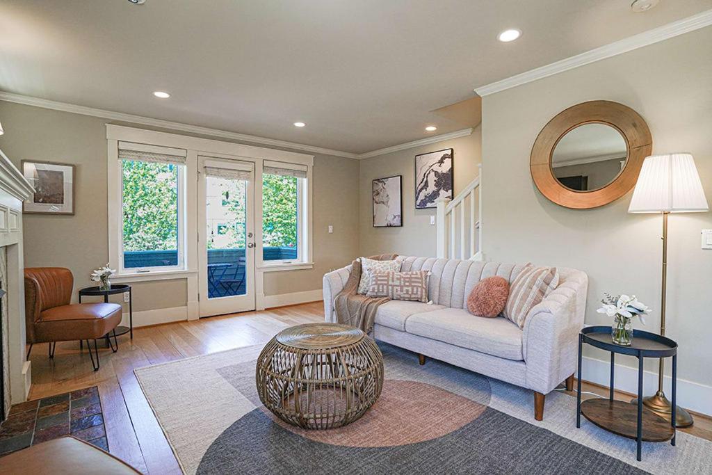 Exquisite Central Townhome With Spacious Loft And Gourmet Kitchen 西雅图 外观 照片